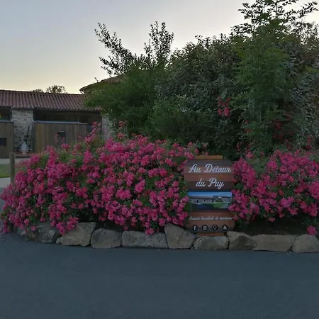 Au Detour Du Puy Maison Avec Piscine Interieure A 15 Mn Puy Du Fou